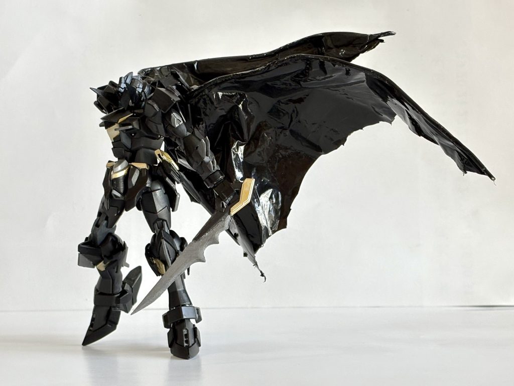 フレーダーマウス・ファングツァーン(ドレッダラン)バッ○ランですね。都合よく騎士モチーフなのにブーメランも持ってるガンダムとかそうそう居ない。原作に則って、ドレッドナイトは不殺主義なのでビーム兵器を搭載していません。なので代わりに鉱石を削って作った刃で戦います。当然膝サーベルもオミットです。