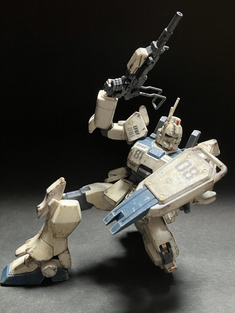 これもガンプラを始めた頃のもの。それを今一度ウェザリングしなおしたもの。今回は、やり直す際に通常の方法に加えて新たにウェザリングマスターを水で溶いくっていうのをやってみた。胸・腰・足回りに軽く使ってみた。