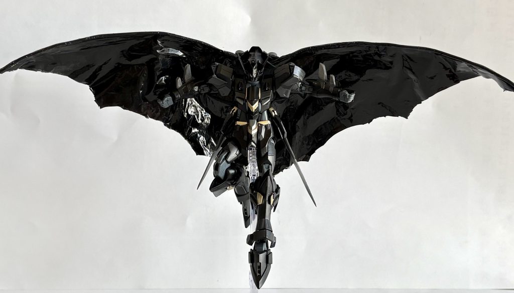 皮膜みたいな形に見えそうで見えないなぁ……。百均の針金がかなり優秀で、保持力が素晴らしい。ポージングがめっちゃキマる。やっぱ蝙蝠男といえばコレでしょ③。 布地は黒ポリ袋なのですが、ビームコーティング入り設定なのでこれぐらいツヤツヤでいいかも。