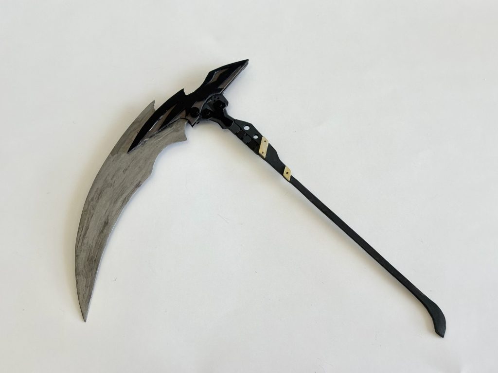 ファルクス・タルペイア　“タルペイアの鎌”。折りたたみ式で閉じればロッドに、展開すれば大鎌として長いリーチと質量と切れ味に任せた重い斬撃を御見舞いする。ただし、あくまでMSのみを一撃で破壊し無力化する、すなわち搭乗者を殺さないために使用される。そろそろ設定語りに自信を持つぞ私は。　コトブキヤの鎌ベースですが、ほぼフルスクラッチといって差し支えない気がします。柄と刃はプラ板製です。刃は鉱石を研磨した感じを表現したかったので手塗りで色もムラを残してます。間違っても言い訳ではない。