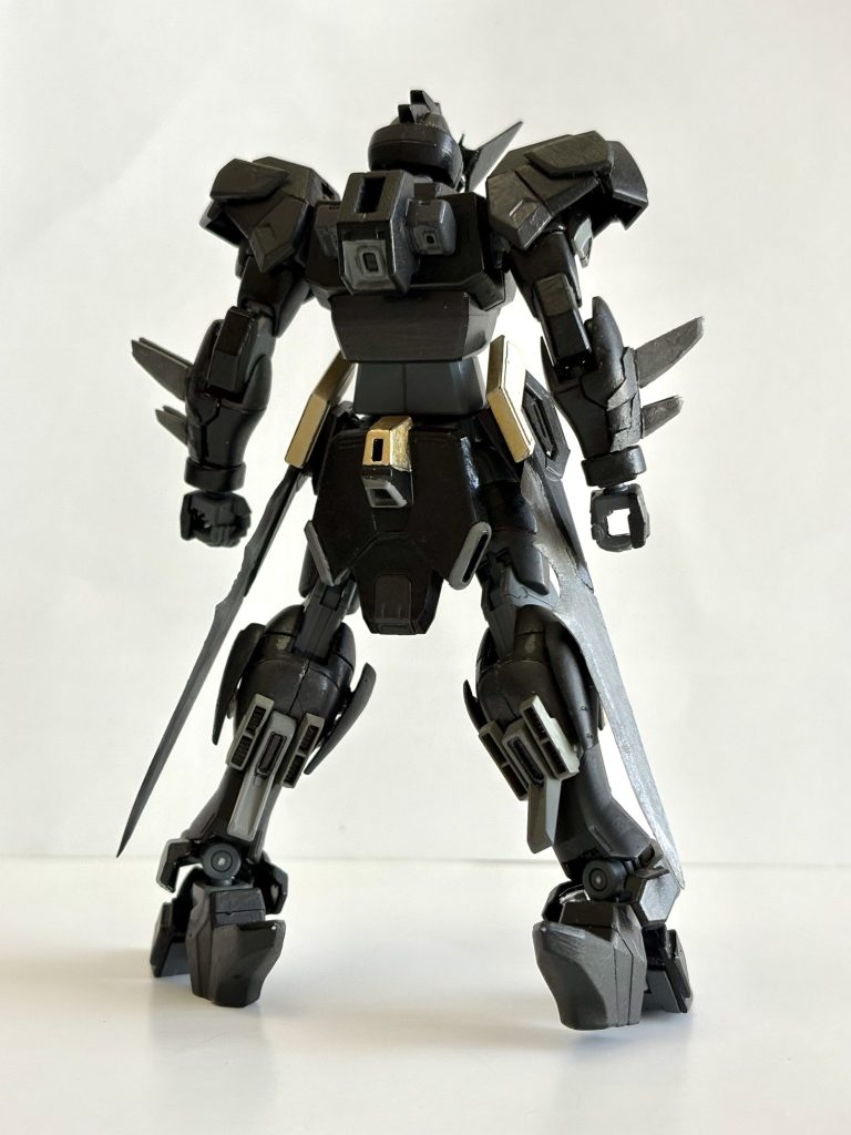後ろはバーニアだらけにしてあります。足にストフリの羽から赤いダクトを、バックスカートにはRGジャスティスのバックスカートとイージスナイトの余剰パーツで装飾。マントはコアガンダム系のアダプターに互換させてあります。