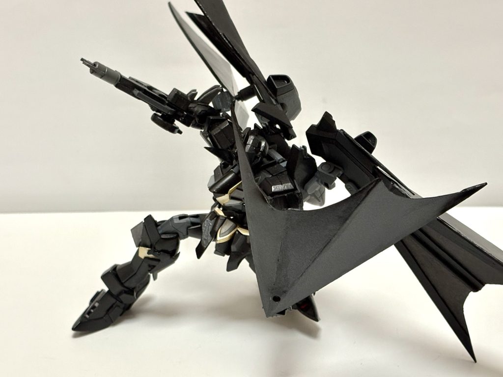 下の翼は取り外して持てます。マントを掴んで翻すアクションのイメージです。リボルテックのヤマグチ版バットマンのやつを参考にしてます。