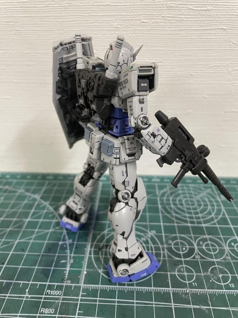 後方斜め左上から撮影！バーニア中は、ガンダムマーカーシルバー塗装後、水性塗料のブルーとクリアを調色して塗装！(見えてないけど)