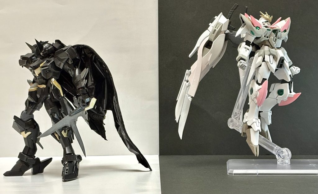 HMW-XXX-D←　　　　　　　　　　　→SMF-XXXG-00SW　以前投稿したスノーホワイトスプラングと並べるといい感じに対比になるかな。実は型式も設定してあるのに今まで書くの忘れてました（あとで過去作品にも追記します）。　というかクーストースとかタルペイアとか厨二病が進みすぎているな…………。