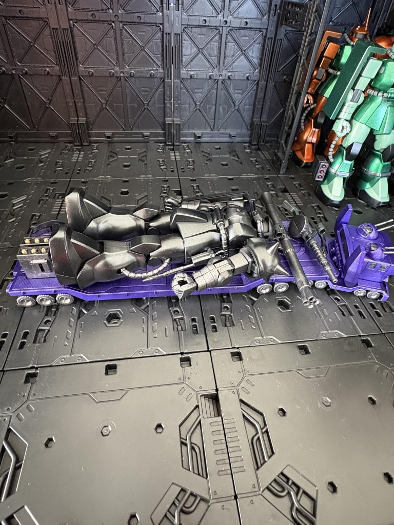 ジオン軍陸戦部隊基地に搬入。