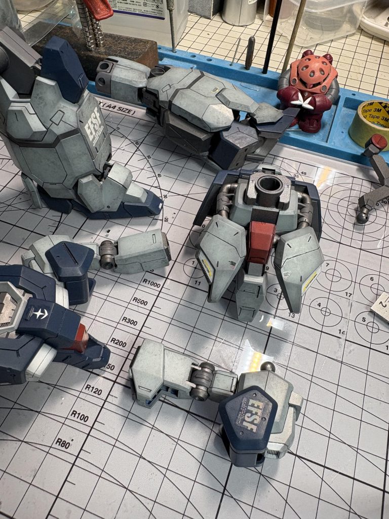 キムワイプにウェザリングカラー、溶剤を含ませて、いい感じのテクスチャーが付くまで叩き続け...乾燥後トップコートで...