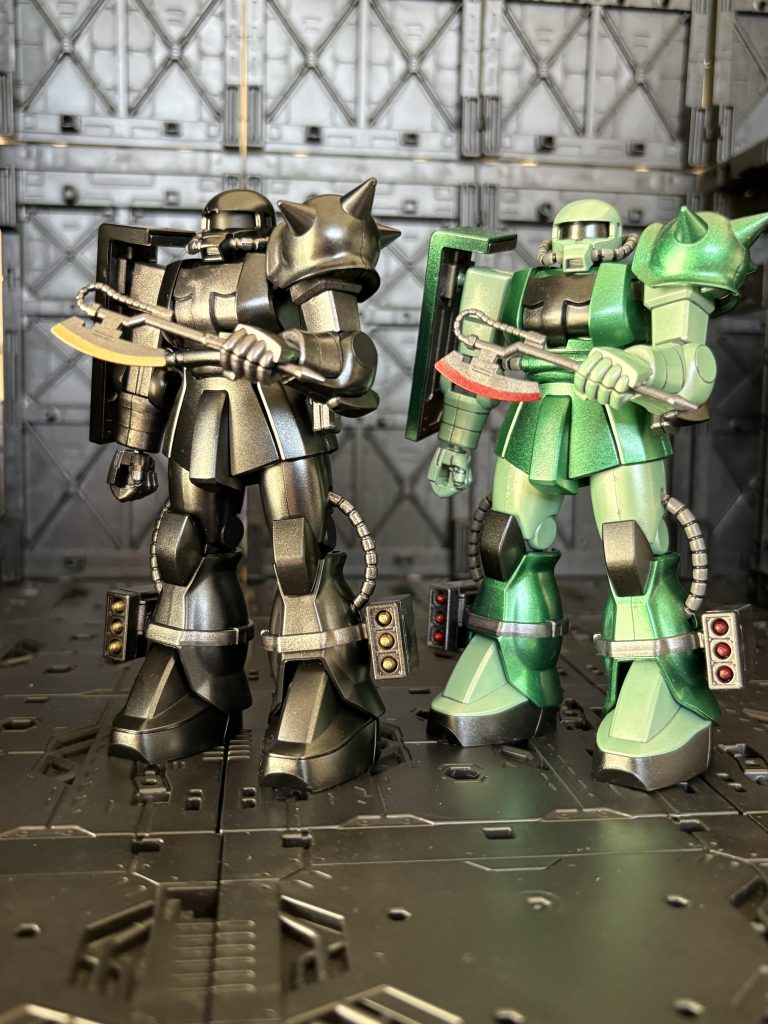 以前投稿した旧HGUCザクとの比較。前回はヒートホークやミサイルはメタリックレッドを使用しました。良かったらHGUCザクも覗いてみてくださいね😉