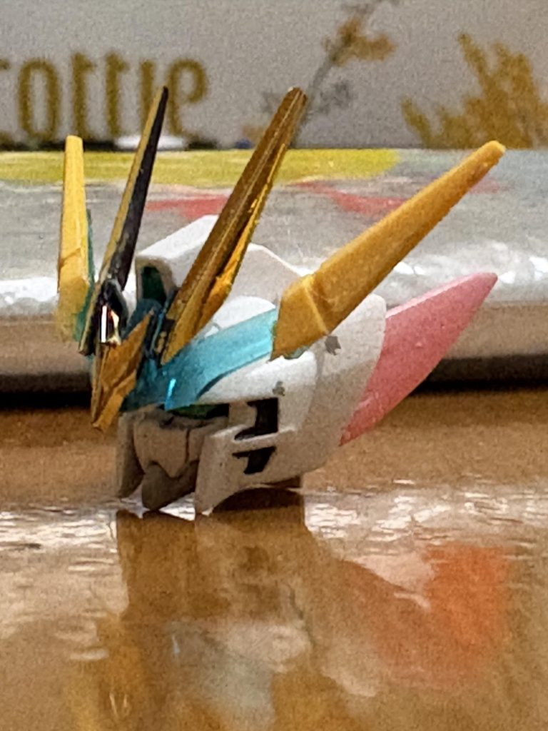 頭部塗装前　今回はフェーダーキットのものにRGのアンテナを貼っつける形にしてます。以前は女性が使う前提ということもあってアンテナは小型化しましたが、強化形態ということで今回は逆に大型化してます。