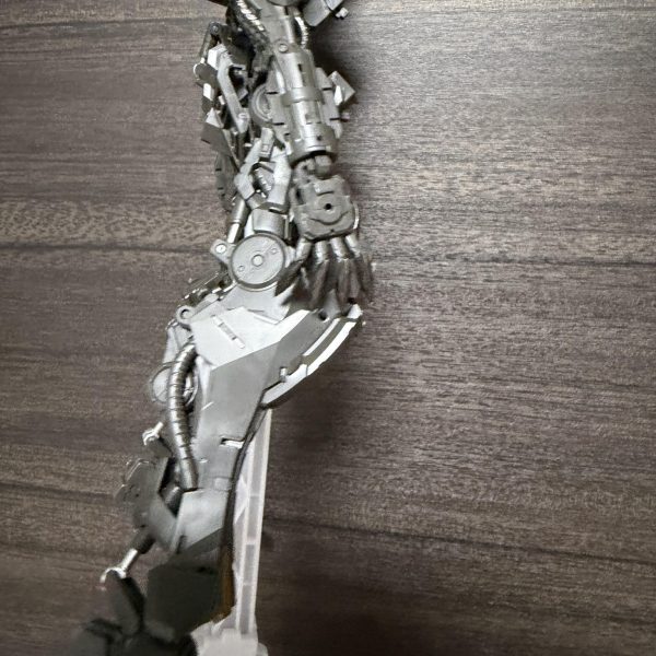 最近忙しすぎて思うように制作に励めなかったのですがようやく休みになったのでフレームを半日で作り上げました。爪とケーブル類はガンメタで一部塗装それ以外は基本整形色仕上げになるかと…（5枚目）