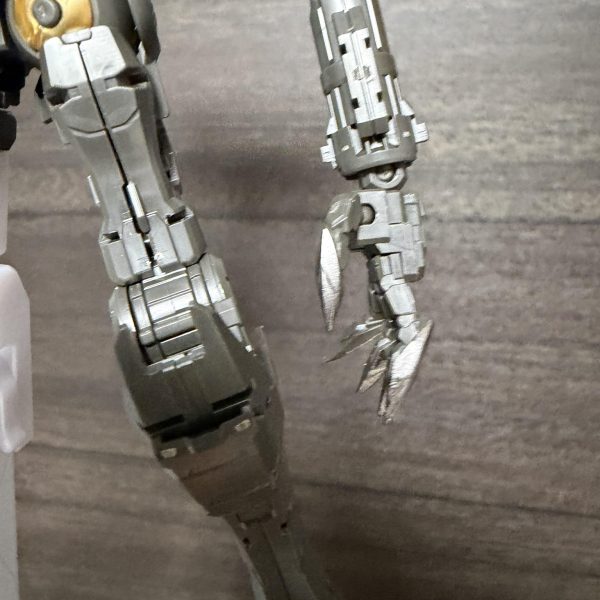 最近忙しすぎて思うように制作に励めなかったのですがようやく休みになったのでフレームを半日で作り上げました。爪とケーブル類はガンメタで一部塗装それ以外は基本整形色仕上げになるかと…（4枚目）