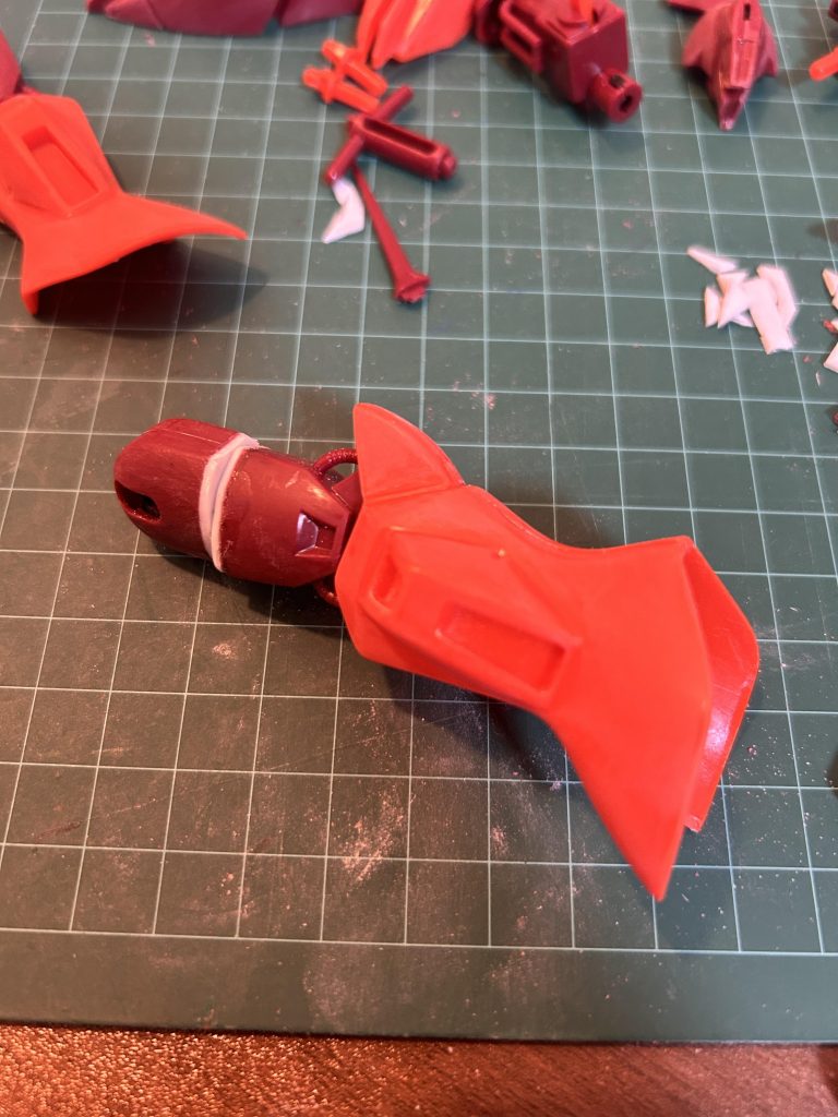 イジったのは太ももを少し延長して回転軸を追加し足が外側に開くようにしただけです。