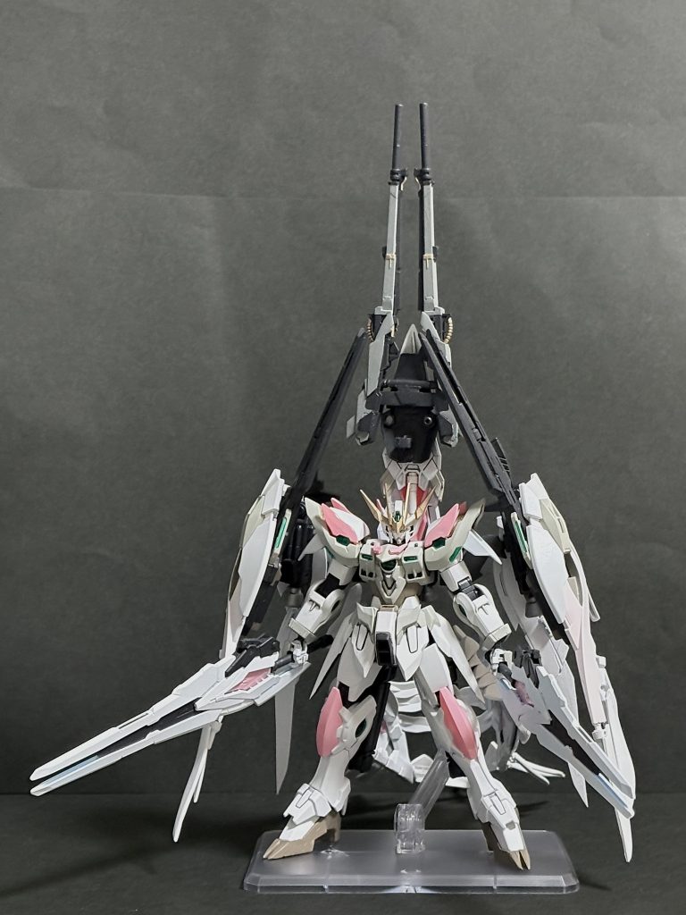 SMF-XXXG-00SW　ウイングガンダムゼロスノーホワイトスプラングフルブルーム　名前長すぎてもう自分でもうろ覚え。　スノーホワイト作ろうとしたら、当然スノホワプレリュードに憧れますよね。そうすると追加で羽が欲しくなるのですね。なので最初はノイエツバークを作ろうとしたのですが私にあれを自作＆六つ複製なんてことは難しかったので、羽の増強と武器の追加に切り替えました。今回も省エネ改造です。　スノーホワイト側はアンテナをフェーダー付属のものに変えた以外いじってません。後からパーツを追加できるように穴を開けていた過去の私エラい。