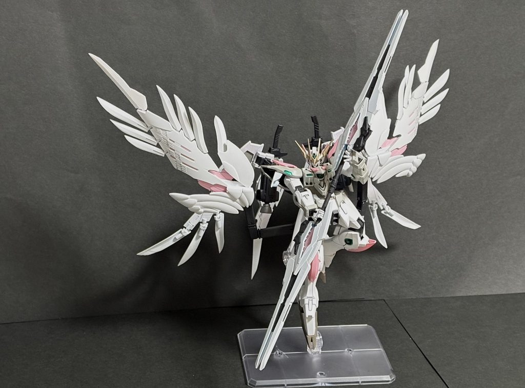 アイスツァイト バイデントライフル　ラヴィーネツインバスターライフルの強化型。コイツを強化型ライフルとして位置付けたかったのでバスターライフルはこちらの形状によせてます。　もとのクリアパーツはおとなしくガン無視し、持ち手の肉抜きはパテで埋めてます。あと飛び出てる羽みたいなのもカットして刃が長く見えるようにしたつもりです。連結も問題なくできますが、この長さになると画角に納まりづらすぎる。