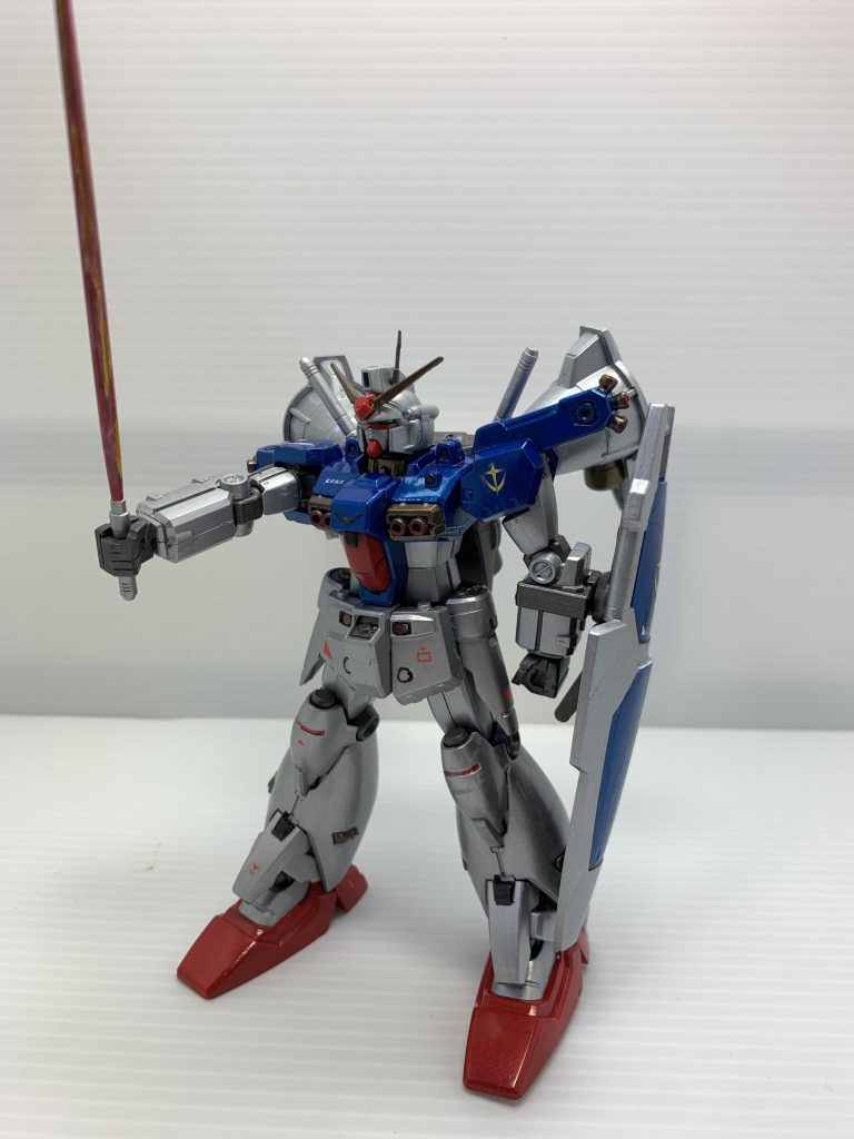 ビームサーベルを構えました。