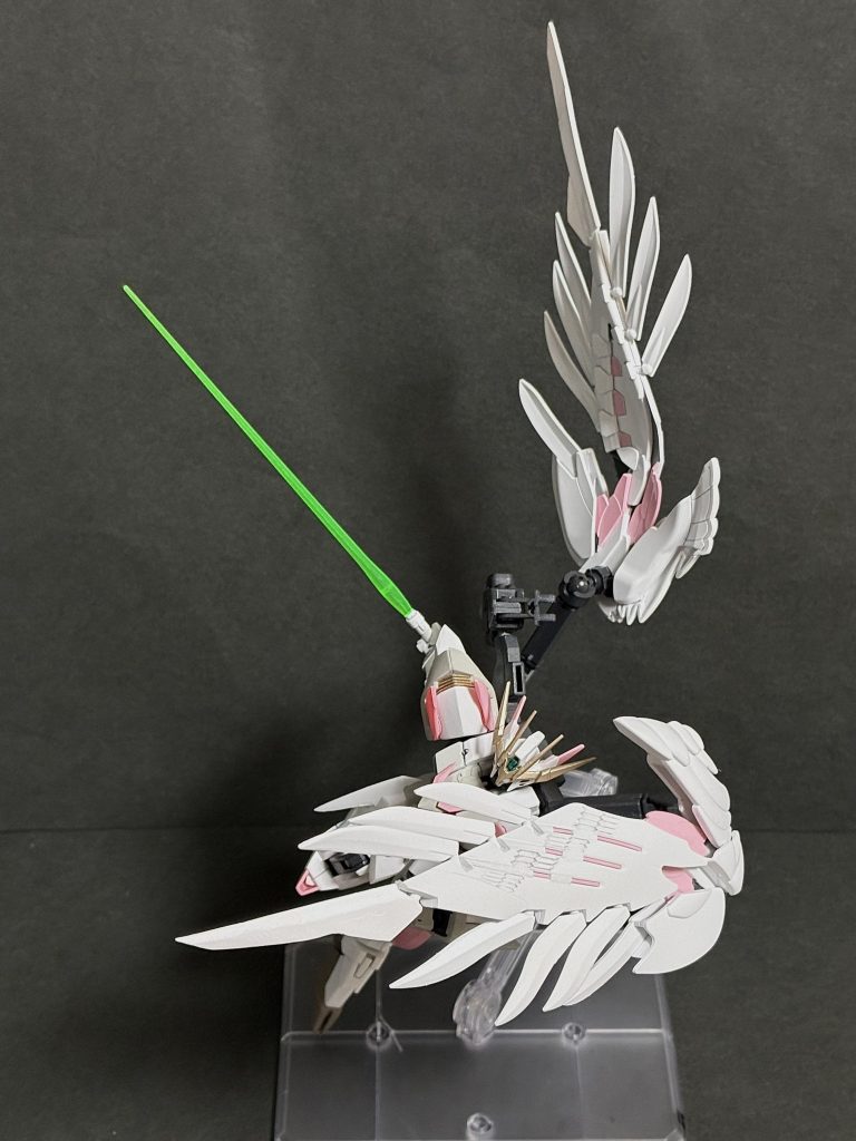 ちなみに本体のウイングを外すと普通のゼロカスタムみたいになります。ビームサーベルが一本だけなのが決闘士感あって好きなんですウイングガンダムとかゼロ炎とか。