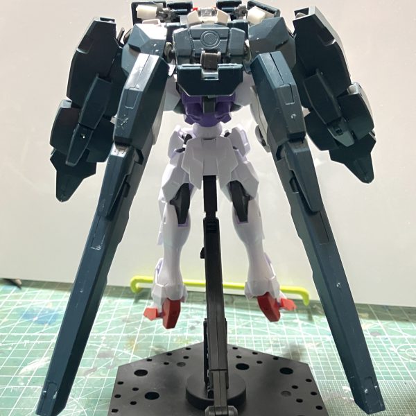 ラファエルガンダムに付属するセラヴィーIIを変形可動させるために工作しています。主な材料はボールデンアームアームズやパテ、セラヴィーガンダムのパーツ等々です。（6枚目）