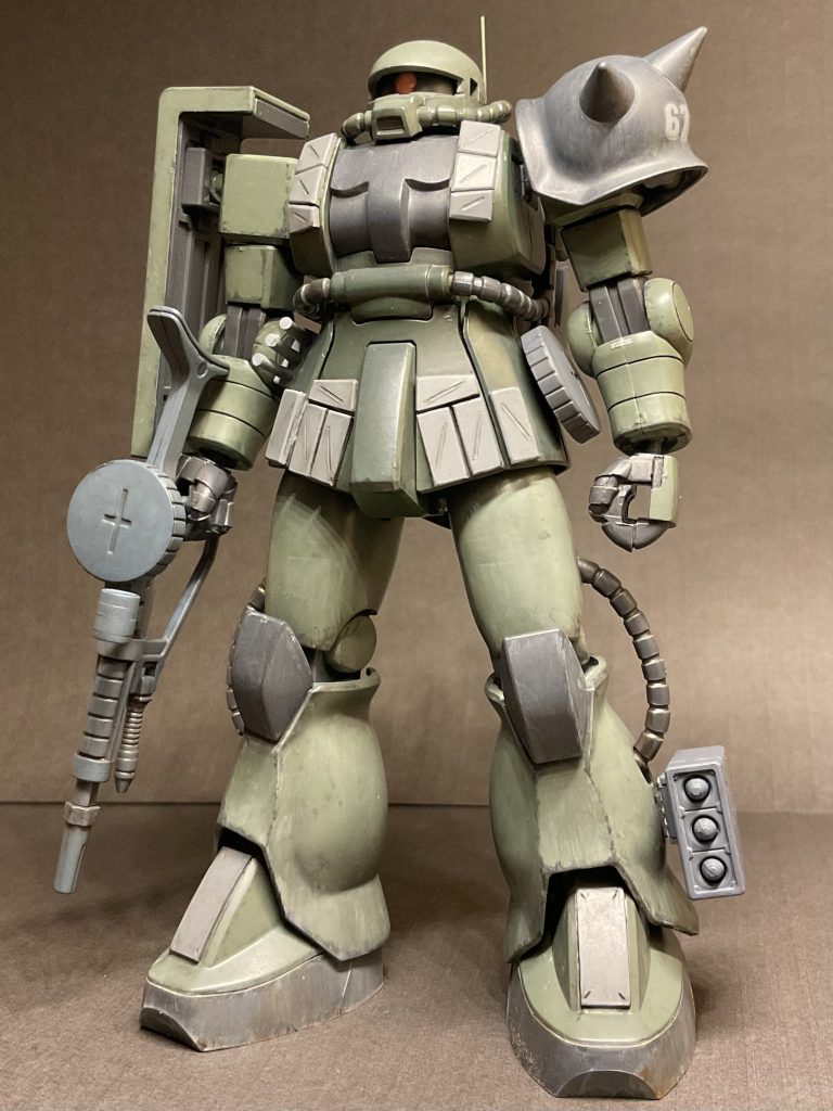 注目改造ポイント→①胸部、スカートに大量の追加装甲板②右腰にスモークディスチャージャー③バックパックにミノフスキー粒子散布ポット設置