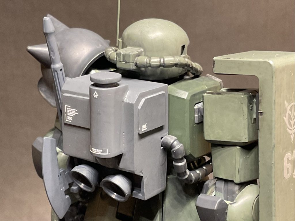 バックパックはプラ板で一から作成。円柱らしきものはミノフスキー粒子散布ポットのつもりです。