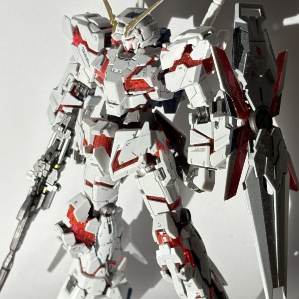 現在、諸事情(ざっくり言うと家にしばらくいない)ので、前回投稿したXI-Gの制作は止まってます.....お待ちしていただいている方々、もうしばらくお待ちください、月末くらいまで......と言うわけで、なにも投稿しない期間があるとアレなので、GUNSTA活動開始前に制作していた作品の１つを軽く紹介して、今度しっかり撮影して投稿しようと思います。RX-0、ユニコーンガンダムです。ガンダムシリーズにハマったきっかけはガンダムUCなので、やっぱ強い思い入れがありますね。ユニコーンだけで3キットは作ってます。いつか全キット組んでみたいというわけで、しばらく投稿は超スローペースになります、よろしくお願いします🙇（6枚目）