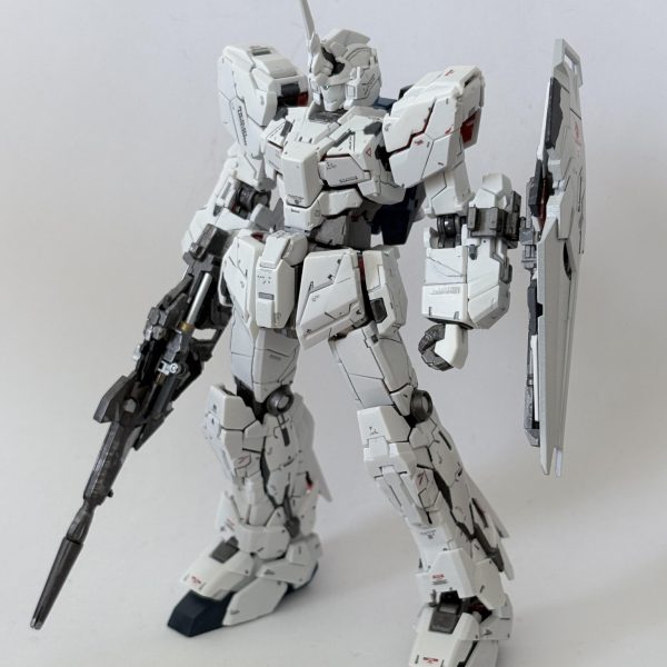 現在、諸事情(ざっくり言うと家にしばらくいない)ので、前回投稿したXI-Gの制作は止まってます.....お待ちしていただいている方々、もうしばらくお待ちください、月末くらいまで......と言うわけで、なにも投稿しない期間があるとアレなので、GUNSTA活動開始前に制作していた作品の１つを軽く紹介して、今度しっかり撮影して投稿しようと思います。RX-0、ユニコーンガンダムです。ガンダムシリーズにハマったきっかけはガンダムUCなので、やっぱ強い思い入れがありますね。ユニコーンだけで3キットは作ってます。いつか全キット組んでみたいというわけで、しばらく投稿は超スローペースになります、よろしくお願いします🙇（4枚目）