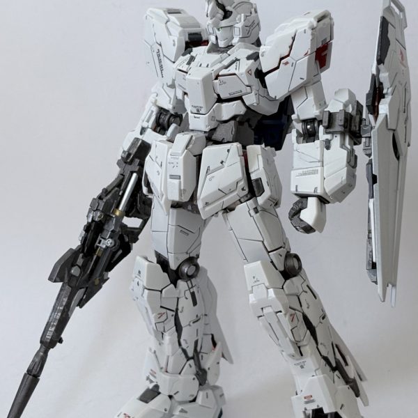 現在、諸事情(ざっくり言うと家にしばらくいない)ので、前回投稿したXI-Gの制作は止まってます.....お待ちしていただいている方々、もうしばらくお待ちください、月末くらいまで......と言うわけで、なにも投稿しない期間があるとアレなので、GUNSTA活動開始前に制作していた作品の１つを軽く紹介して、今度しっかり撮影して投稿しようと思います。RX-0、ユニコーンガンダムです。ガンダムシリーズにハマったきっかけはガンダムUCなので、やっぱ強い思い入れがありますね。ユニコーンだけで3キットは作ってます。いつか全キット組んでみたいというわけで、しばらく投稿は超スローペースになります、よろしくお願いします🙇（7枚目）