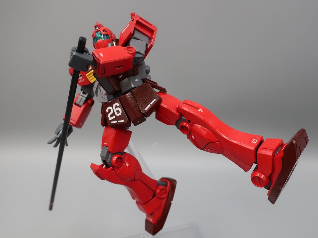 小学生の頃、体育館の倉庫にこんな感じの棒があったので　勝手に持ち出して遊んで怒られました。　棍を軸に蹴りができるのが理想です。