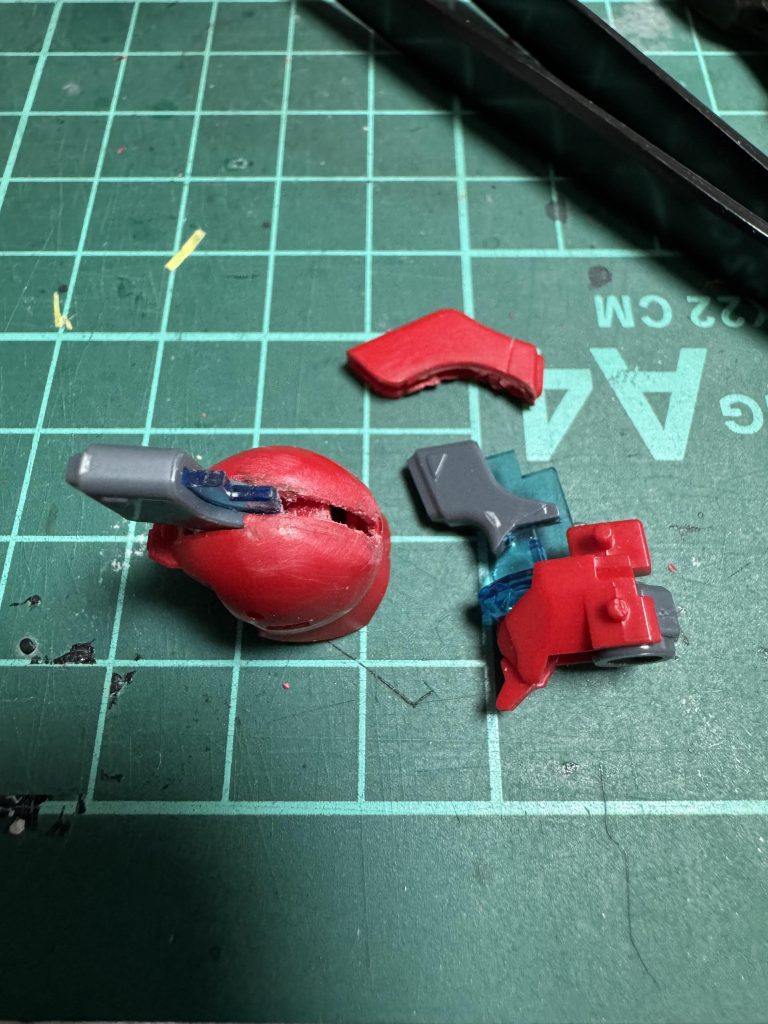 頭部は合わせ目を接着した後に鶏冠を切り取り、後から被せられるようにしました。別バージョンの顔も塗装までは一緒にやりましたが、こちらのバイザー型の顔の方が好きなので、接着剤で固定しました。