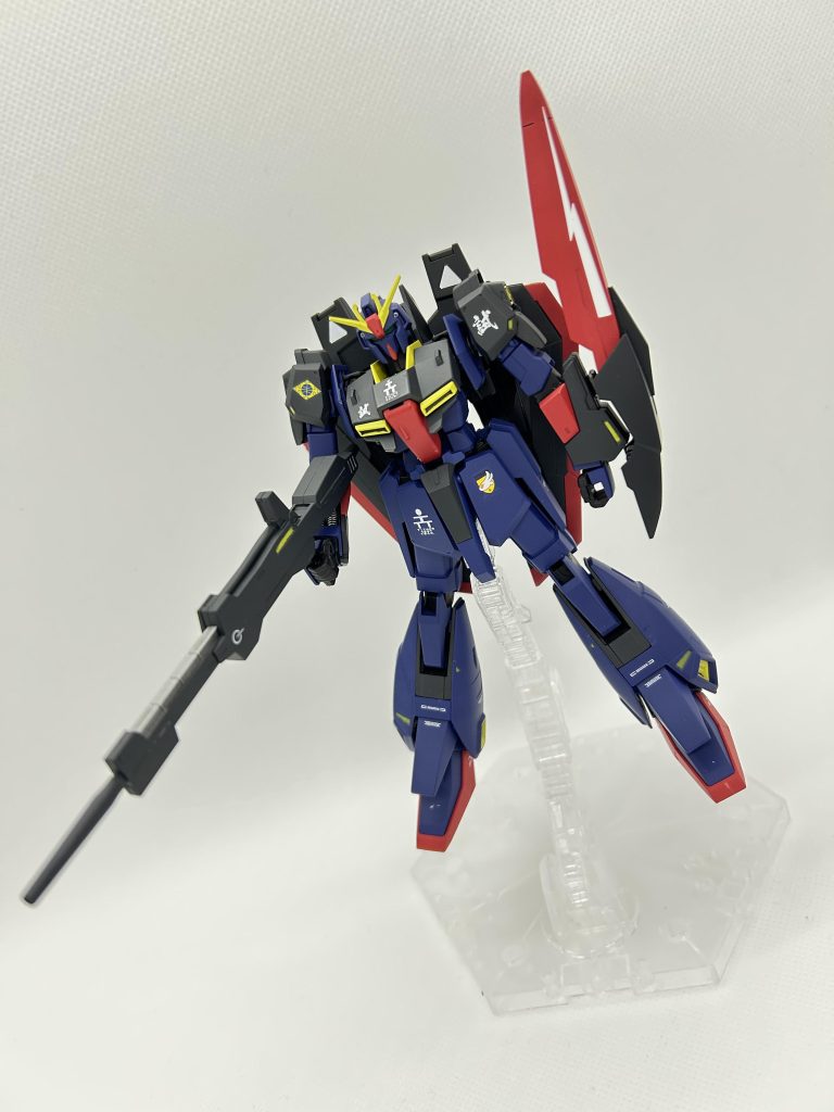 今回のZガンダムは、もともとグリプス戦役3点セットのZガンダムなんですが、どーもあのキラキラしたラメな素材が嫌で、でもZガンダム色にまんま塗装するのはなぁと思いAOZのT3部隊で試験運用をイメージしてティターンズカラーに染め上げました。