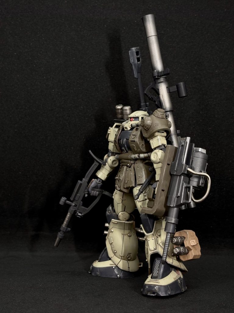 かなり引かないと画角に収まりません💦武器は・給弾ベルト式マシンガン・シールド装着型パイルバンカー・ザクバズーカ・対艦ライフル・脚部２連装ミサイル・肩部手榴弾パイルバンカーはスクラッチ制作です。２連装ミサイルと手榴弾は市販（30ミニッツ？）の改造パーツだったと思います。元からついてる武装の多さにびっくり🤣オリジン版のキットってみんなこんな武装たくさんなんですかね〜？サイコーですっ！
