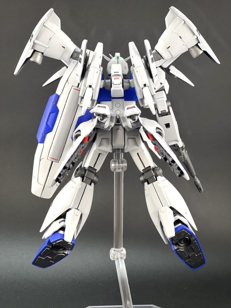 背面はステイメンのバックパックを中心にフルバーニアンのユニバーサルポッドなどを組み込んでいきました。腰のバーニア裏もキットのままだと寂しかったのでジャンクパーツでディテールアップしています。