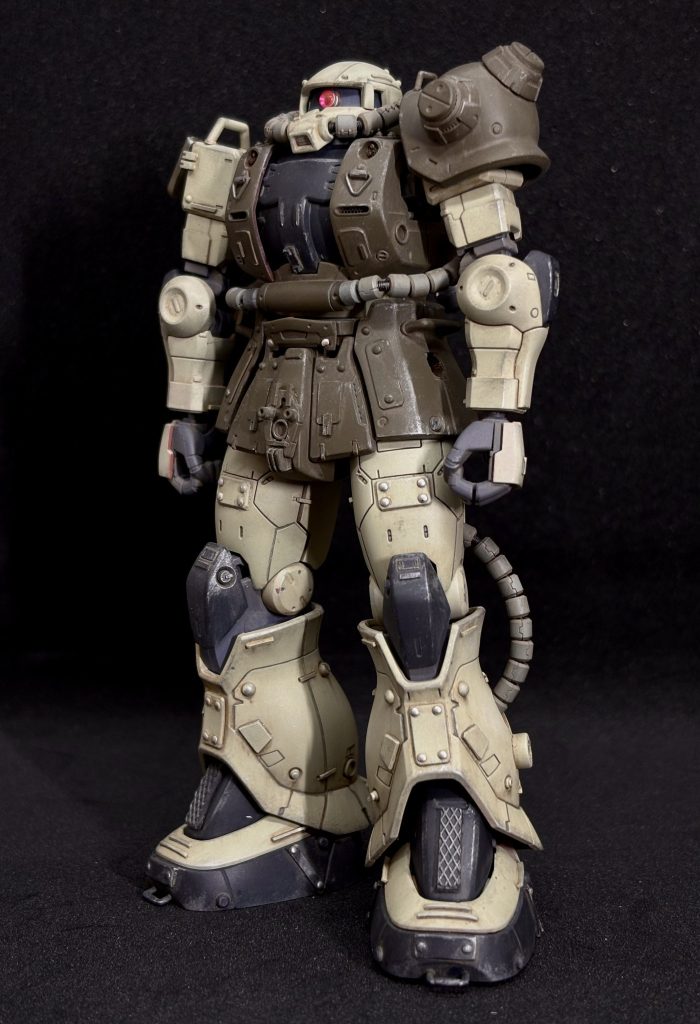 モリモリの武装を取っ払ってガワラ立ち。ちゃんと出来てるかわかりません🤣ザクってこの立ち方、似合いますね！