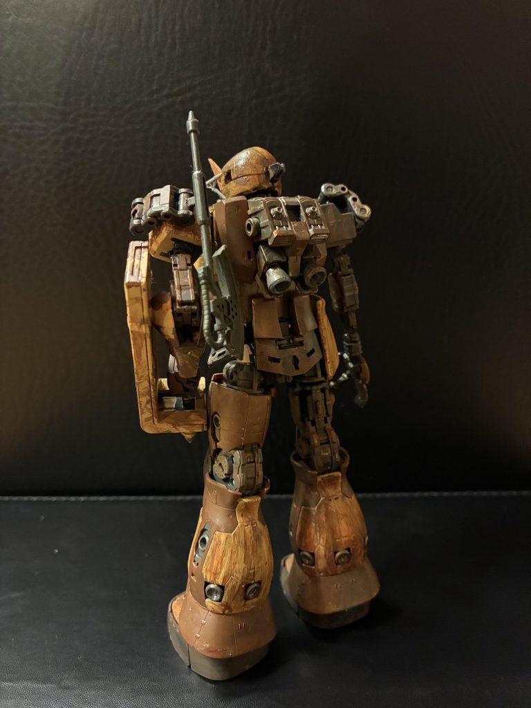 バックパックと右腕は剥き出しです