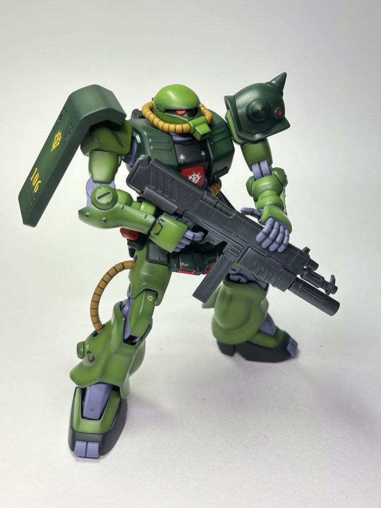 モノアイはいつもの工作で、モノアイカバー部を削って0.1mm厚の鉄板を貼り付けて、そこに塗装したネオジム磁石をモノアイとして設置しています。これでモノアイの可動が簡単に出来ます。