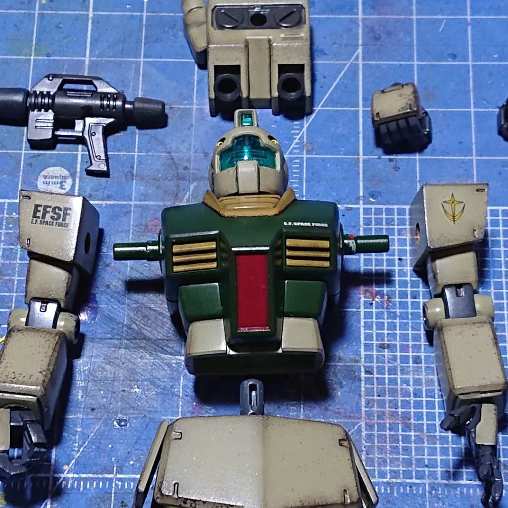 デカール貼り、ウェザリングマスターで濃淡、スポンジポンポン汚しを実施