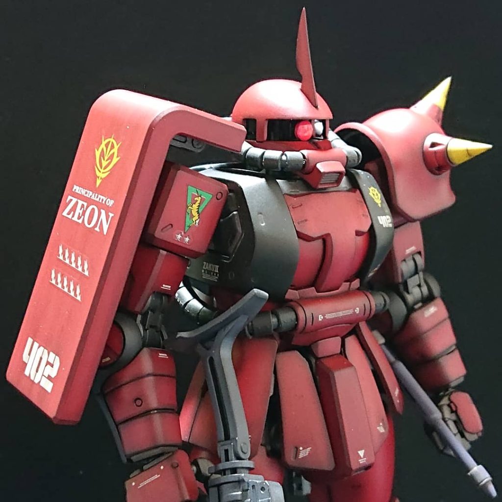 MGシャアザクをベースに特に手を加えず塗装色の変更をメインで行っています。左肩のスパイクはビルダーズパーツを買っていたので合いそうな物を探して使用していのでます。