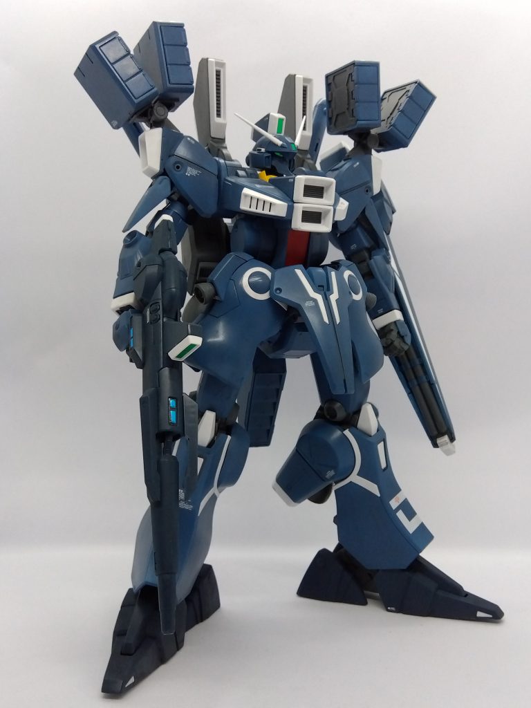 最初はブルーは成型色でもよいかな？とか思っていましたが、改めて本を開いてみたら結構違いまして。当時の作例記事内に記載のレシピを参考に調色しました。余談ですが、記事の真似した割合の調色は色々勉強になりますね。結果的にゼクとも違うMk-Vのブルーに近付くことができていたらと思います。　