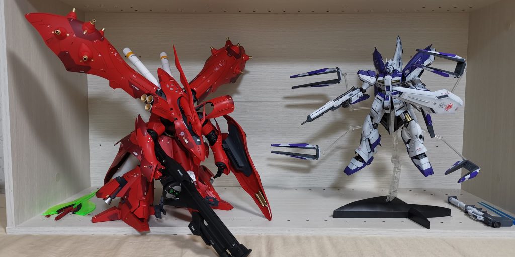 同じ1/100なのにこうも大きさが違う。言わずもがな、このふたつはいっしょに飾ってます。あらためて感じるけど、Hi-νガンダムはトップクラスにかっこいいMSだと思う( ･ิω･ิ)