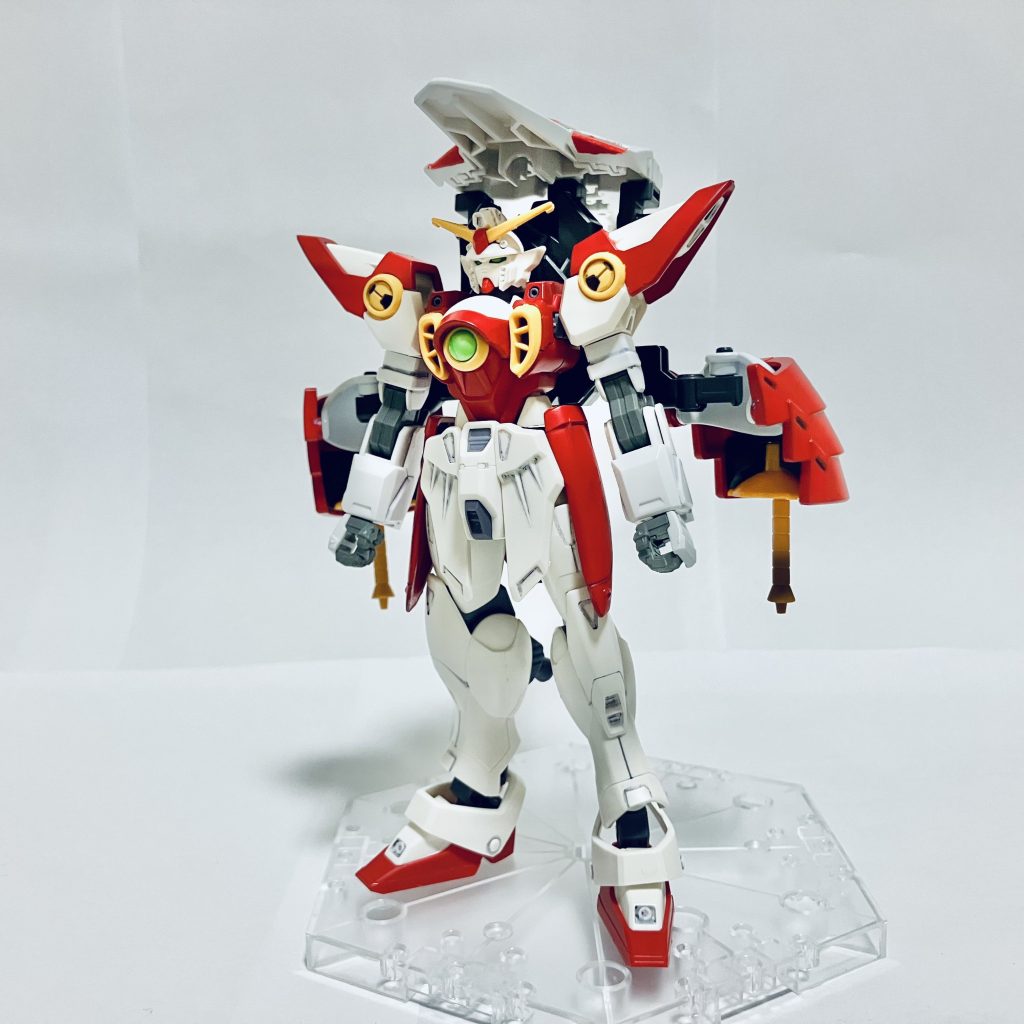 MS形態の正面です。この形態では地上から宇宙までさまざまな地形に対応します。