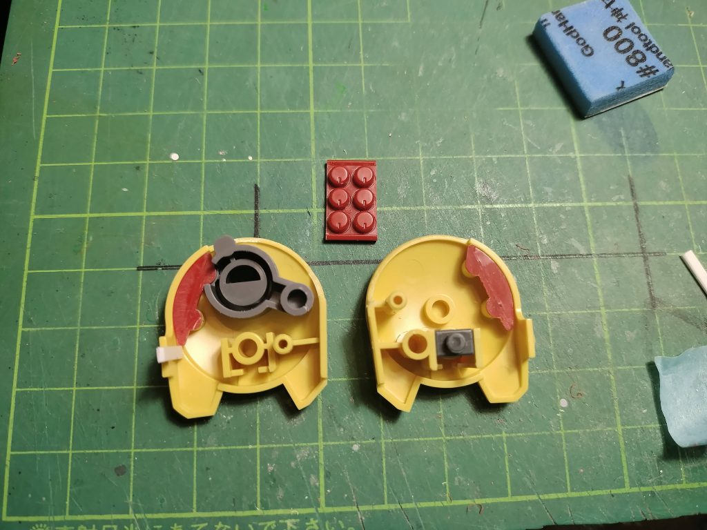 後ハメ加工その１、太もものミサイルポッド。サイドの部分を切断し本体側に接着、ミサイル部分を後から滑り込ませることができるようにしました。