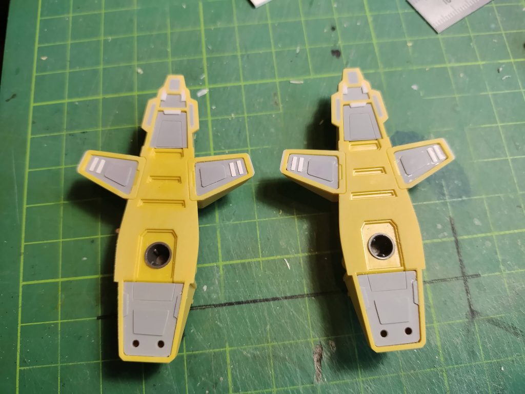 足の裏の肉抜き穴を埋めました+ディテールアップ。肉抜き穴が多くてすっからかんなので、プラバンを切って削って、ぴったり合う蓋をそれぞれ作りました。ついでにスラスターも装着。