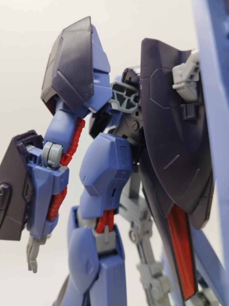 パチ組だと肉抜き穴が目立つところがちょこちょこあります。なのでパテで埋めました。