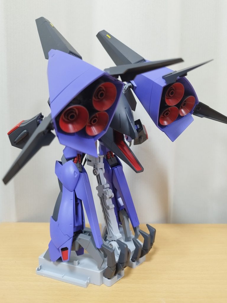 完成品の後ろ姿です。メッサーラには専用のスタンドが付きます。