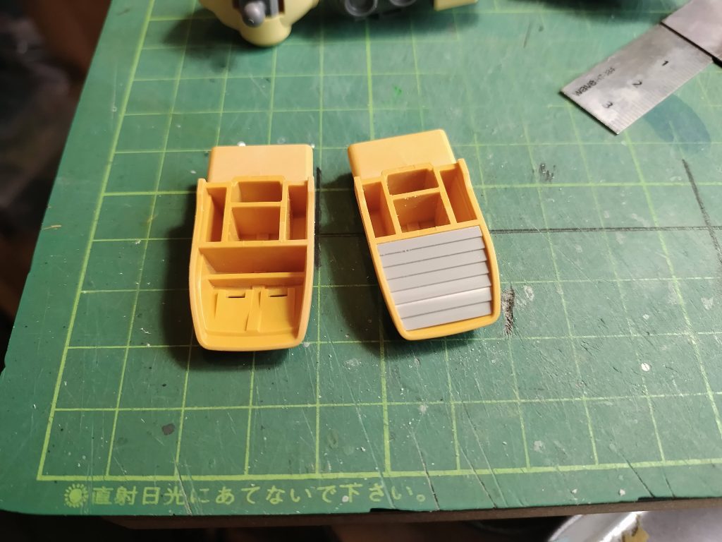 手甲の内側の肉抜き穴もモールドプレートで穴埋め。