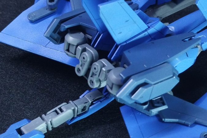 次に股関節股関節が外側にせり出したり、上に持ってくることで、人らしさを減らすことができます。