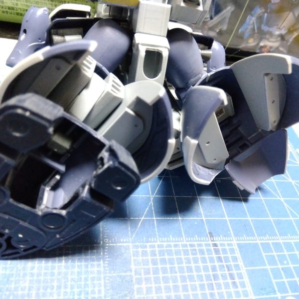 骨折しました(笑)仕事中足が滑り倒れた時についた右手の人差し指をやっちゃいました😅幸い左利きなので日常生活には問題なく、ガンプラも普通に出来たので制作続行ですwディテールアップを進めつつ、めんど…どうしようか考えていた足裏部分の工作を進めました😆もうこの制作記も29回目ですが、その2・3辺りでやっていた足裏のくり抜きとフレア内部の切り取り箇所です😁足裏のくり抜き箇所に、30MMアルト陸戦仕様のキャタピラにちょっと手を加えてはめ込み、フレア内部の切り取り箇所の再建です!もう改造序盤も序盤に勢いでくり抜いた箇所だったので、なんとか上手く工作出来て一安心です😅(6枚目)