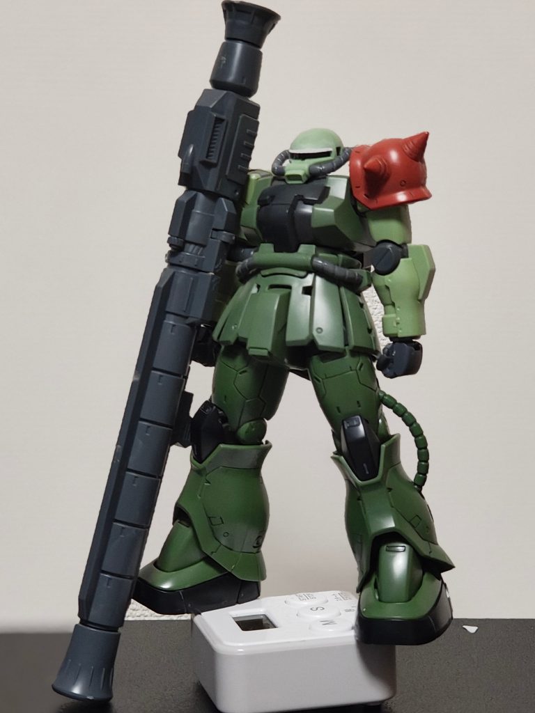 塗装前です!ORIGINザクの脚部とスパイクアーマーをとっかえたんですけど、ディティールが多いと感じたので、接着剤で埋めました笑