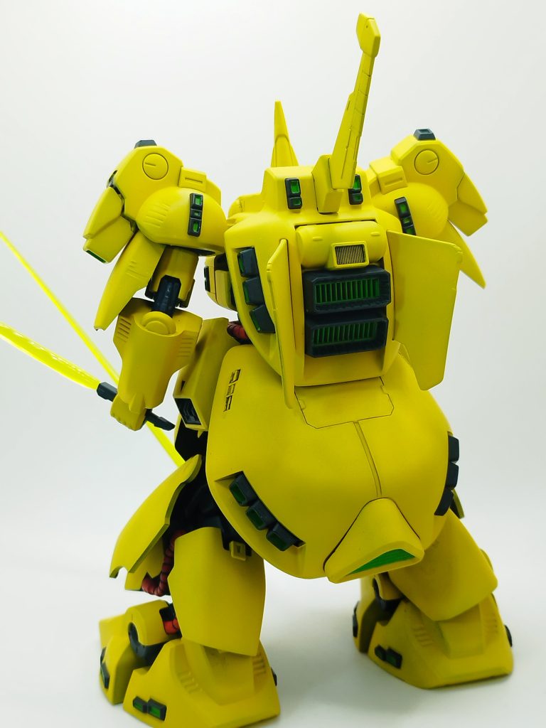 後ろ姿です。もうちょい上手に塗装出来るかと思ってましたが、これが限界でした。古めのHGは作るのが難しいですね。