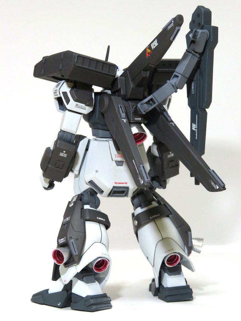 追加武装として、オリジナル設定の武装「ショルダー・メガ・ランチャー」を装備させました。こちらは、オプションパーツセットの「パワーアームズパワーダー」を使用しています。