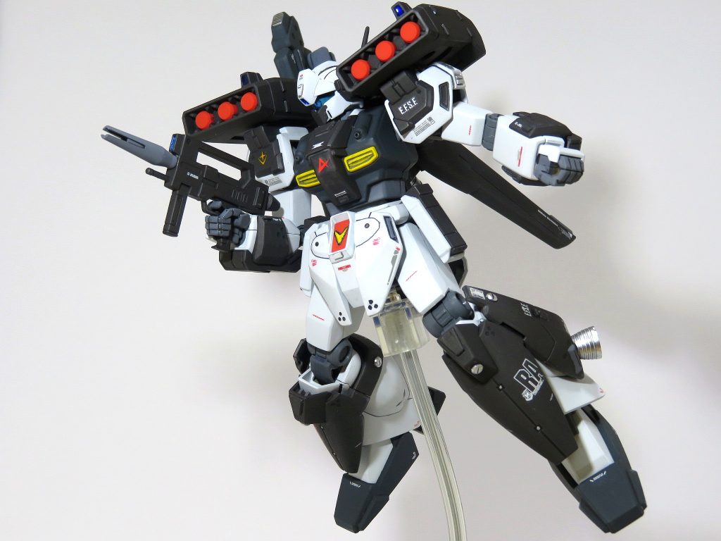 肩のダクトにもシャッターディテールを追加しました。各所のセンサーは、シャインシルバーの上からクリアブルーで塗装しました。