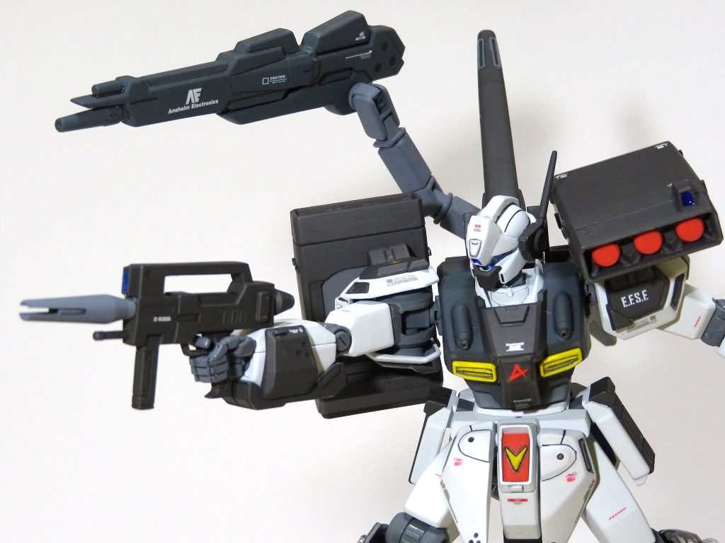 ショルダー・メガ・ランチャー元々はアムロがスタークジェガンの火力向上を目的に発案し、アナハイム・エレクトロニクスと共に開発。Zガンダムのハイパー・メガ・ランチャーを参考に開発され、火力を抑えた代わりに小型化に成功、取り回しがよく、機体正面だけでなく左右や背面もカバーできる兵装。武装背面のダクトにシャッターディテールを追加。アームとバックパックを繋ぐために、アクションベースの余ったパーツを使用しました。